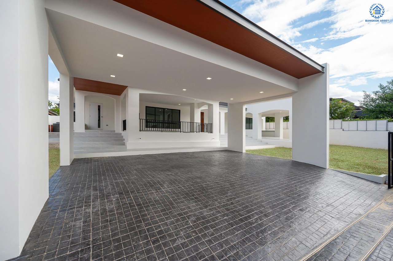 บ้านเดี่ยวฟิลคฤหาสน์มือสองตกแต่งใหม่ แบรนด์ LH ดีไซน์สุดหรูหรา โครงการ ลดาวัลย์ ปิ่นเกล้า เนื้อที่ 178.6 ตร.ว. บนพื้นที่ใช้สอยถึง 651.84 ตร.ม. ฟังก์ชันจัดเต็ม 5 ห้องนอน 7 ห้องน้ำ  1 ห้องแม่บ้าน จอดรถได้ถึง 3 คัน ทำเลศักยภาพติดถนนบรมราชชนนี เชื่อมต่อหลายเส้นทาง ใกล้มหาวิทยาลัยมหิดล และเซ็นทรัลศาลายา